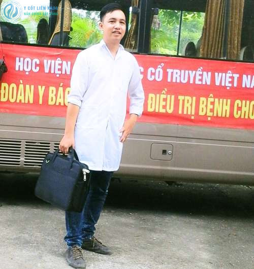 Lương y Nguyễn Chính cùng đoàn bác sỹ đi chữa bệnh cho bà con ở Bát Tràng