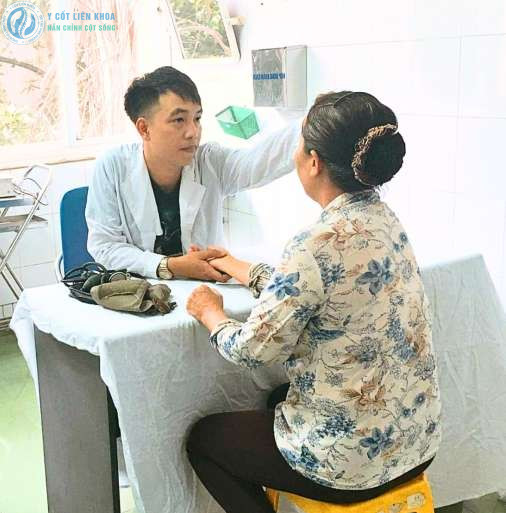 Hình ảnh trong quá trình thăm khám và đánh giá sức khỏe cho bệnh nhân