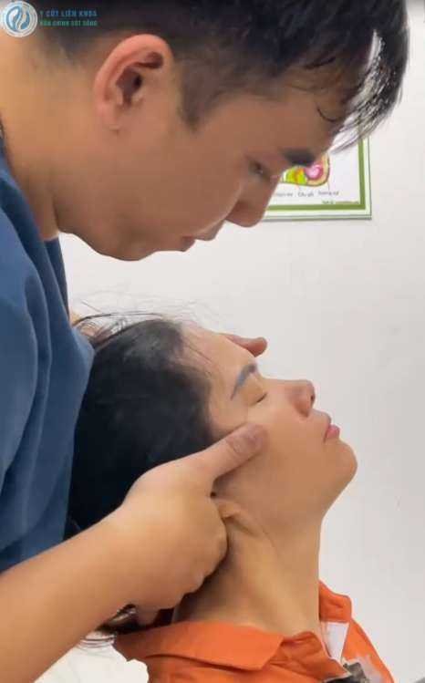 nắn chỉnh khớp cổ cho người bị đau khi nghiêng sang một bên tại y cốt liên khoa