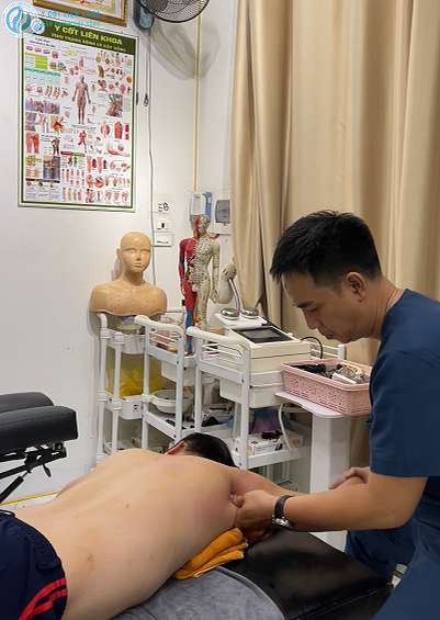 Lương y Nguyễn Chính trị liệu cơ xương khớp bằng tay tại Y Cốt Liên Khoa