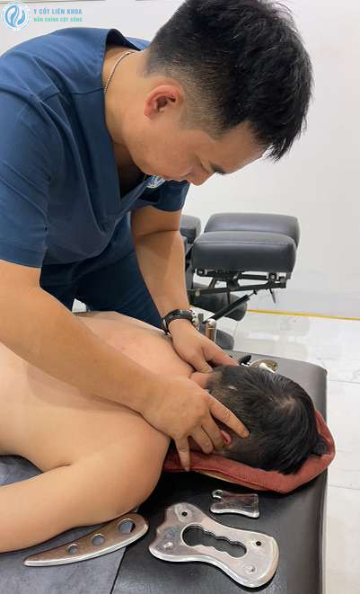 Lương y Nguyễn Chính xử lý vùng lưng bằng phương pháp trị liệu bằng tay