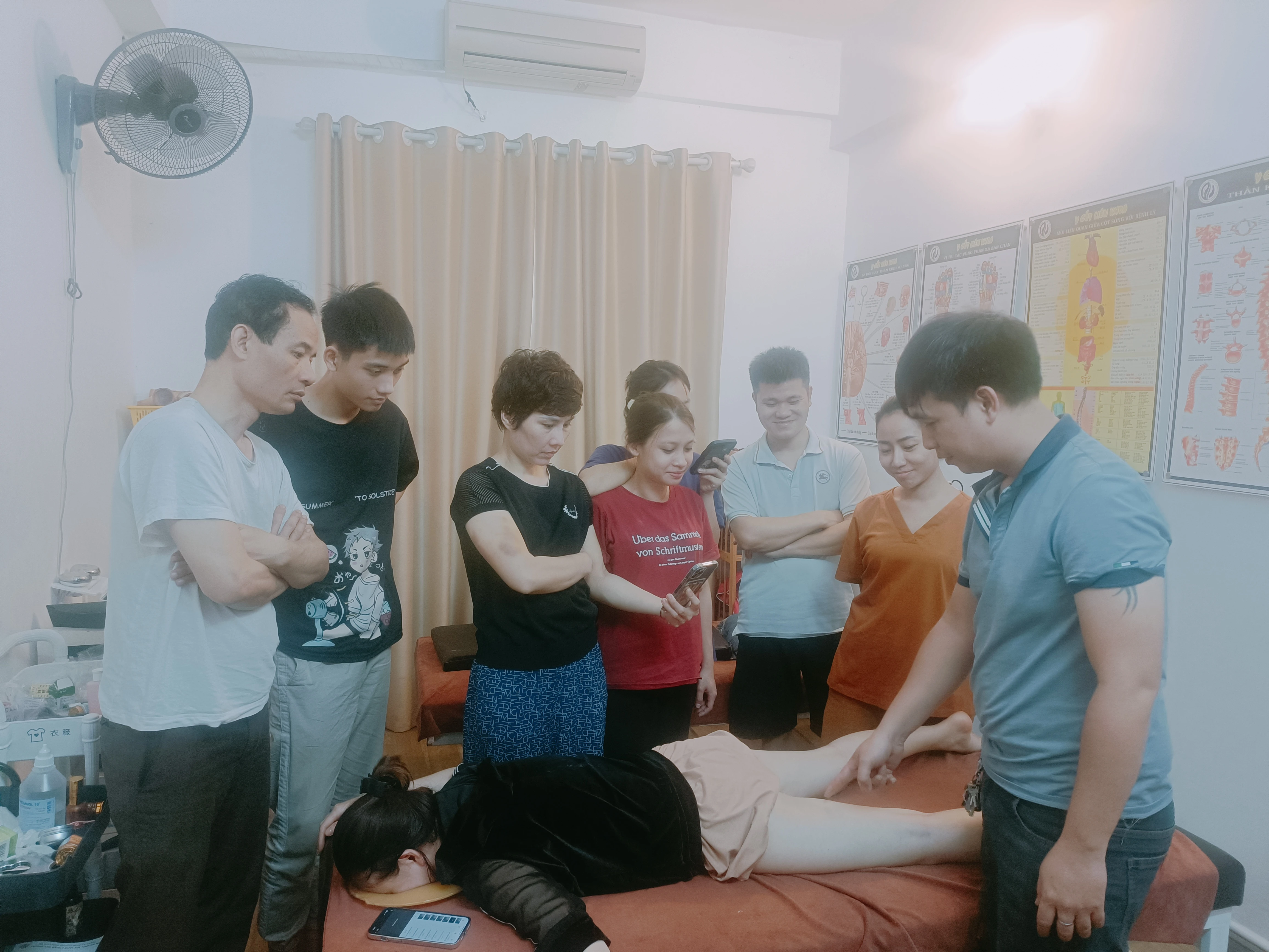 Nguyễn Chính đang trị liệu cơ xương khớp và đánh giá các vùng cơ liên quan