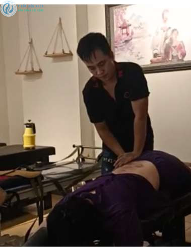 Nguyễn Chính đang trị liệu cơ xương khớp bằng tay cho người bệnh