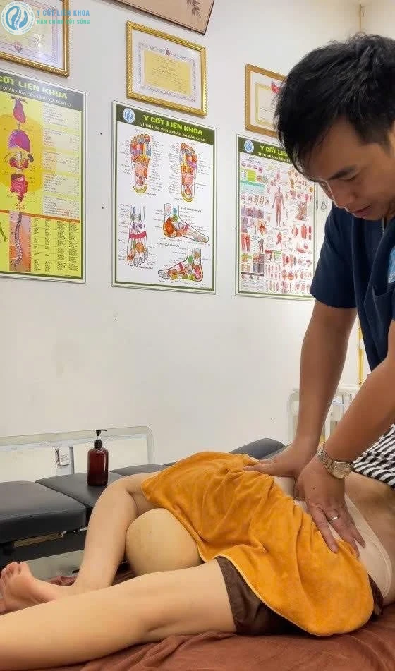 Nguyễn Chính kiểm tra và trị liệu vùng mông chậu cho người đau lan xuống chân