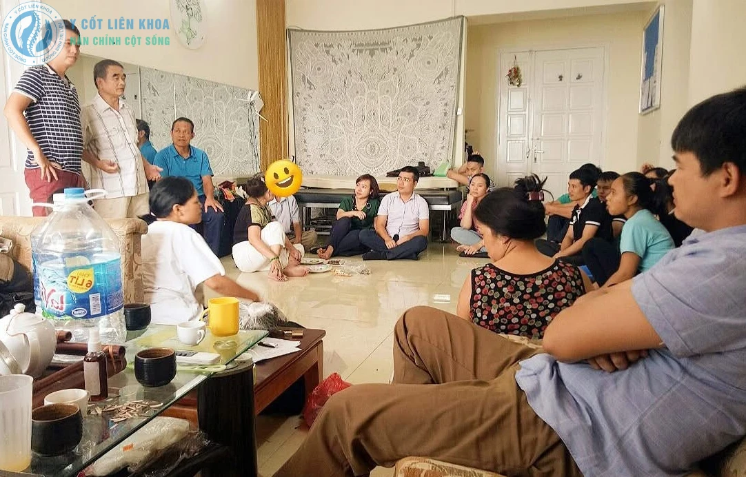 Người hướng dẫn sửa tay và tư thế cho học viên thực hành trị liệu bằng tay