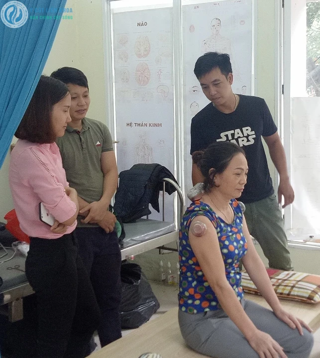 Nguyễn Chính hướng dẫn học viên cách phối hợp các phương pháp trị liệu