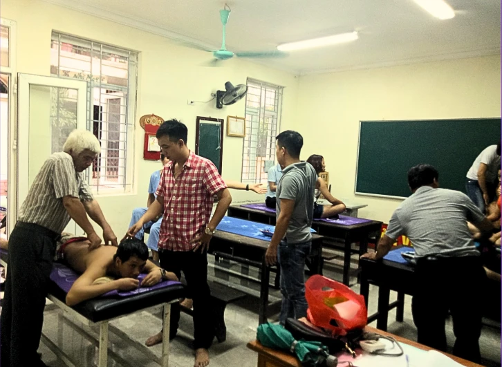 Nguyễn Chính điều chỉnh lực tay trong quá trình trị liệu cơ xương khớp