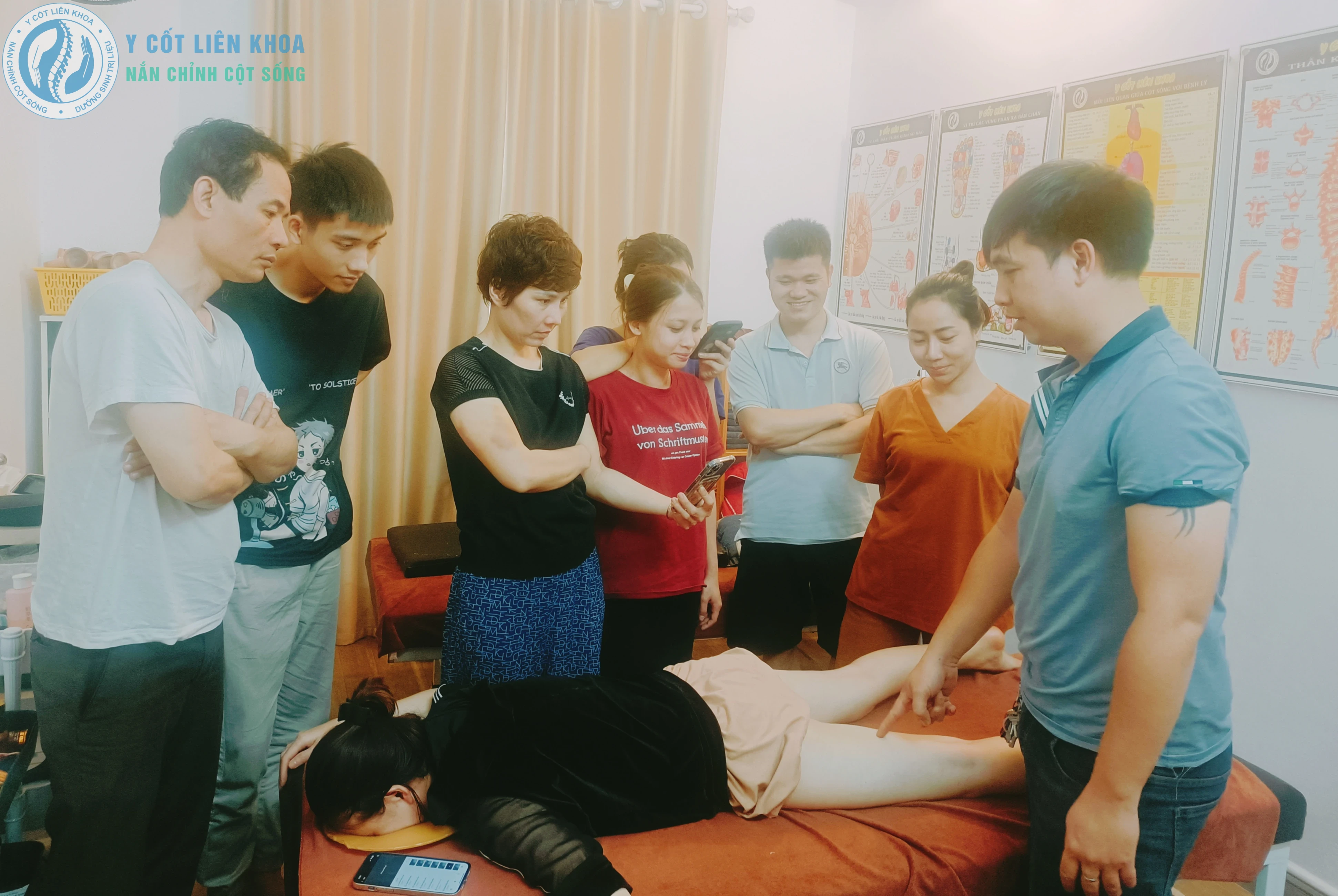 Nguyễn Chính kiểm tra vận động và cảm nhận mô bằng tay trong trị liệu