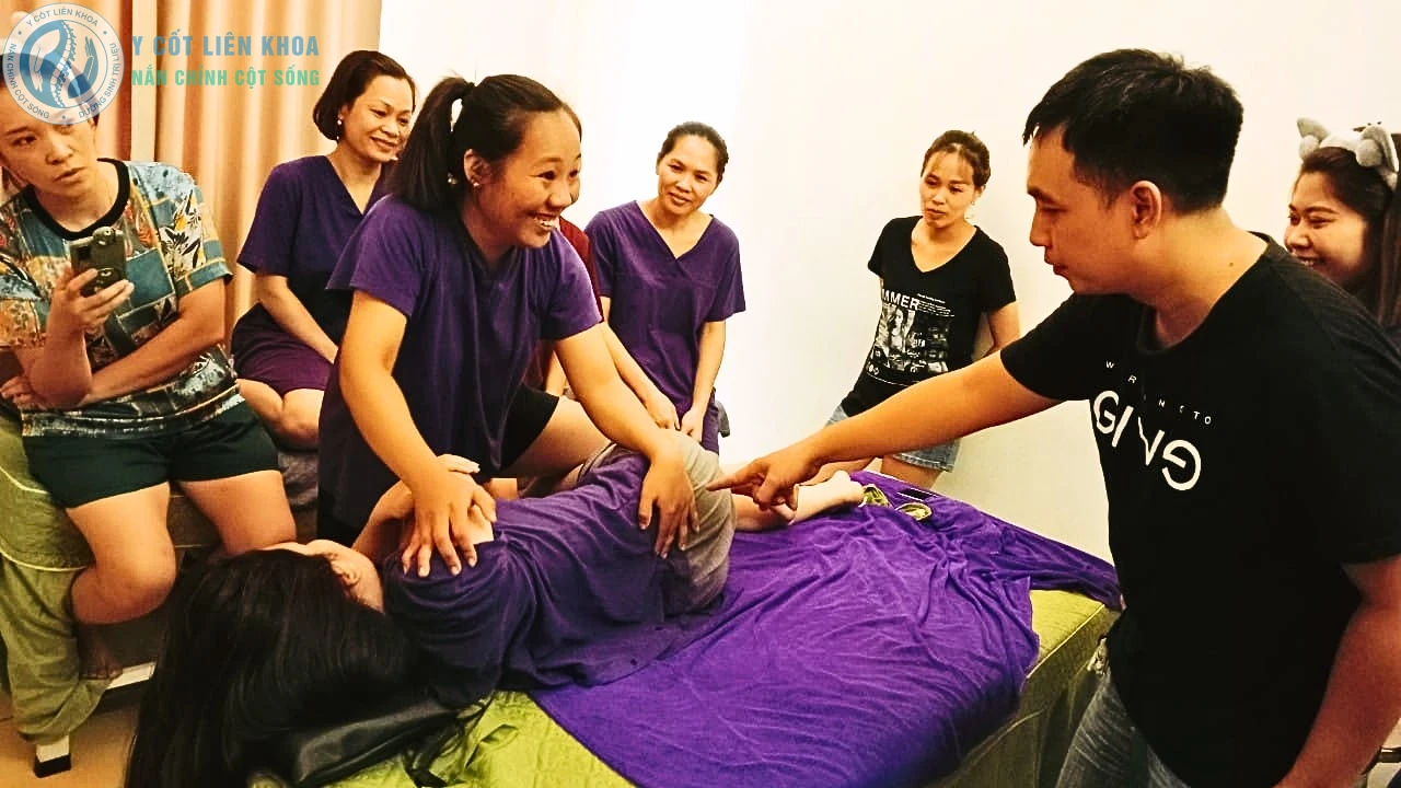 Nguyễn Chính sửa tay học viên khi thực hành kỹ thuật chỉnh chậu