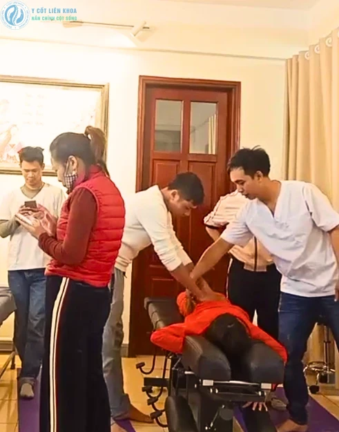 Người hướng dẫn sửa tay và tư thế cho học viên thực hành trị liệu bằng tay