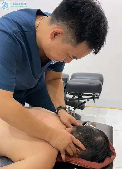 Kiểm tra vùng cổ vai và cánh tay ở người có biểu hiện đau cổ vai tê tay