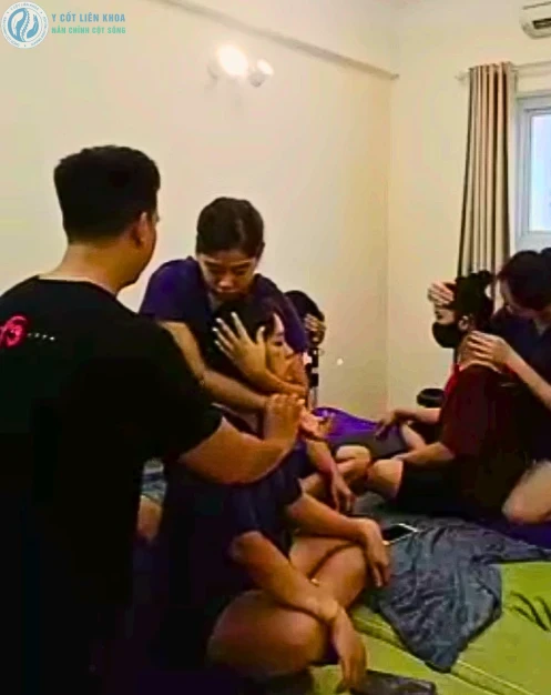 Người hướng dẫn sửa tay cho học viên thực hành vùng cổ vai và cột sống